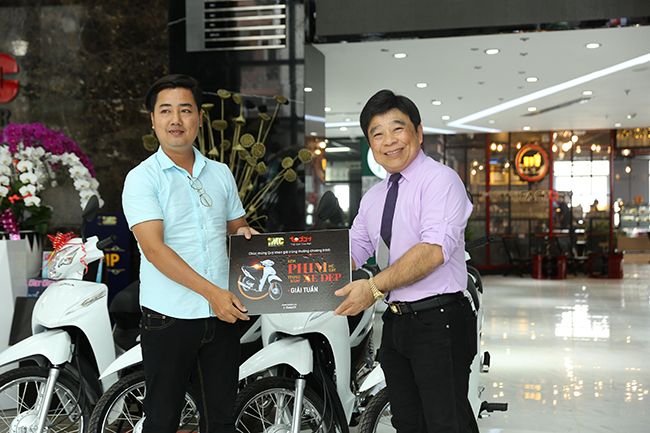 Ông Lâm Chí Thiện - Chủ tịch HĐQT kiêm TGĐ Tập đoàn IMC, kênh truyền hình TodayTV trao tặng xe gắn máy đến khán giả Hồ Thiện Nguyên